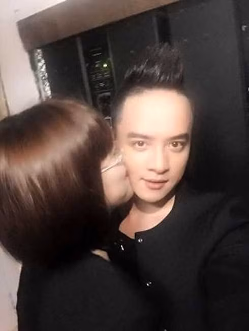 Năm 2016, Cao Thái Sơn dính nghi vấn cưới vợ khi đăng ảnh cầu hôn với một cô gái và xưng hô vợ chồng với nhau. Nam ca sĩ từng chia sẻ anh và người vợ tin đồn yêu nhau được hơn 2 năm. Cô sống ở Hà Nội, thuộc thế hệ 9x và không làm trong ngành giải trí. (Ảnh: NLĐ)