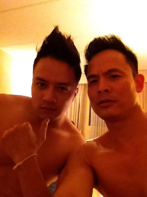 Để chứng minh cho mối quan hệ đồng tính của mình, Adam Nguyễn còn khoe những bức ảnh nóng bỏng chụp chung với Cao Thái Sơn. (Ảnh:phunutoday)