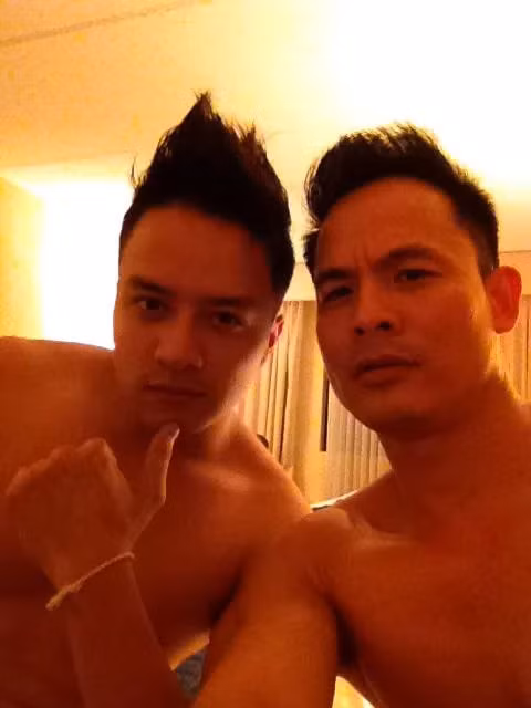 Để chứng minh cho mối quan hệ đồng tính của mình, Adam Nguyễn còn khoe những bức ảnh nóng bỏng chụp chung với Cao Thái Sơn. (Ảnh:phunutoday)
