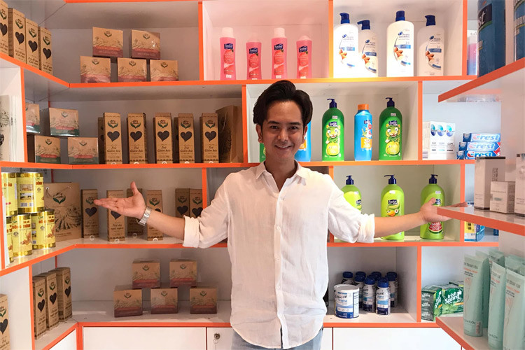 Đầu năm 2020, do dịch COVID-19 bùng phát nên Hùng Thuận phải đóng cửa nhà hàng ốc, sang tên shop bán thực phẩm chức năng. (Ảnh: FBNV)