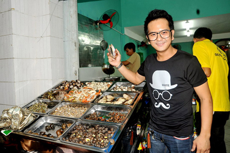 Ngoài đóng phim, Hùng Thuận còn tham gia gameshow, mở quán ốc, kinh doanh online, mở cửa hàng thực phẩm chức năng để có thêm thu nhập nuôi con và phụng dưỡng cha mẹ. (Vietnamnet)