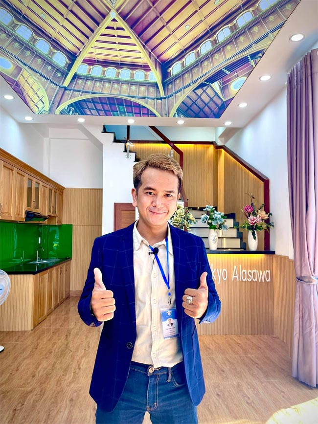 Thừa thắng xông lên, đầu tháng 11, Hùng Thuận mở công ty môi giới, kinh doanh nhà đất mang tên anh tại TPHCM. Theo chia sẻ của nam diễn viên, đầu tháng 12 này, anh sẽ mở chi nhánh thứ hai tại Thành phố Thủ Đức. (Ảnh: FBNV)