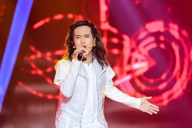 Nam diễn viên tìm cách lấn sân sang ca hát và trong 7 năm thử sức làm ca sĩ, anh đã là thành viên trong 2 nhóm nhạc Nhật Thực và MBK. (Ảnh: 2sao.vn)