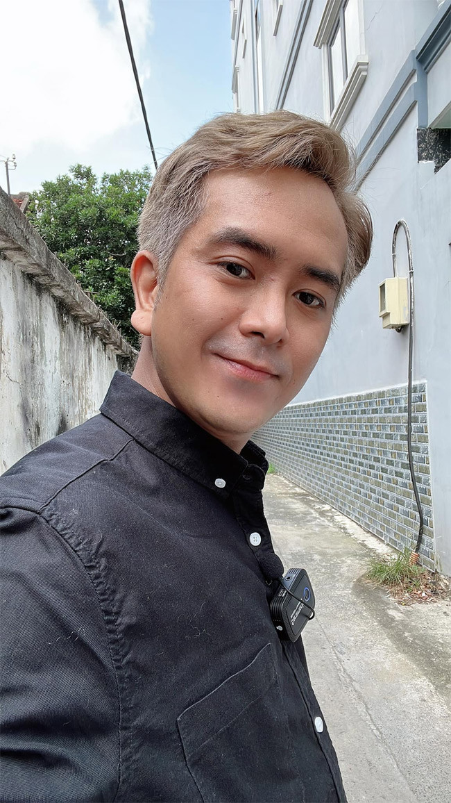 Nam diễn viên sinh năm 1983 còn lập một kênh YouTube riêng để giới thiệu các dự án bất động sản. Mỗi buổi livestream của anh thu hút rất đông người xem đến nỗi anh được gọi là "ngôi sao livestream". (Ảnh: FBNV)