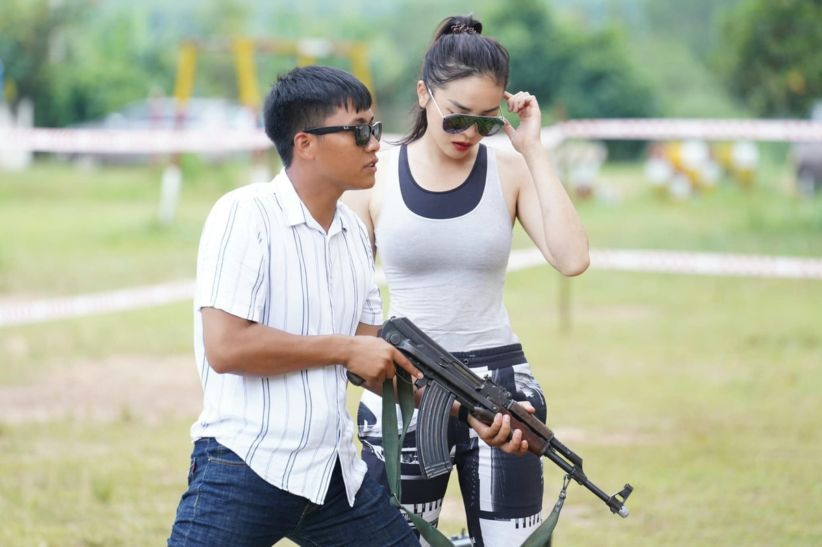 Hoa hậu Kỳ Duyên xuất hiện bên Mũi trưởng Long trong vai trò người chiến sĩ đặc công mặc đồ dân sự, tham gia tập trận giả và giải cứu con tin.