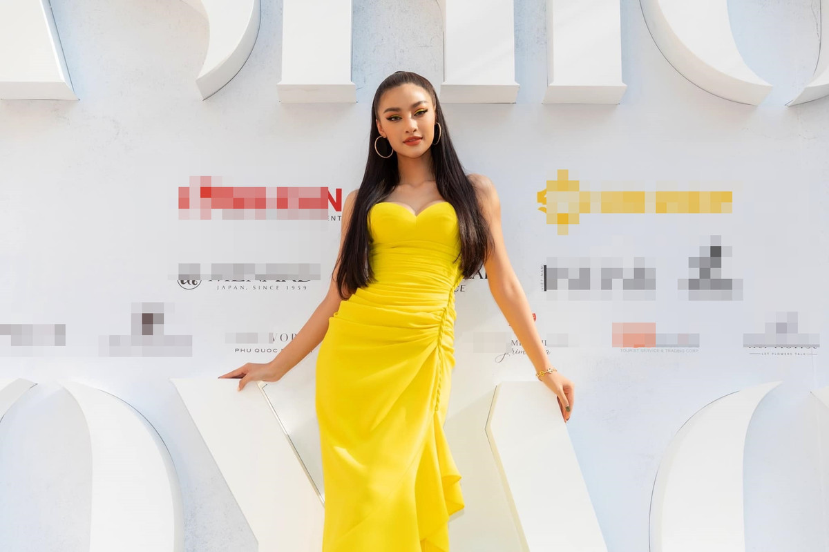  Á hậu Kiều Loan diện thiết kế táo bạo, khoe dáng cực kỳ nóng bỏng. Người đẹp tự tin phô diễn vóc dáng tuyệt phẩm và đôi gò bồng đào nảy nở trong bộ váy o ép vòng một.