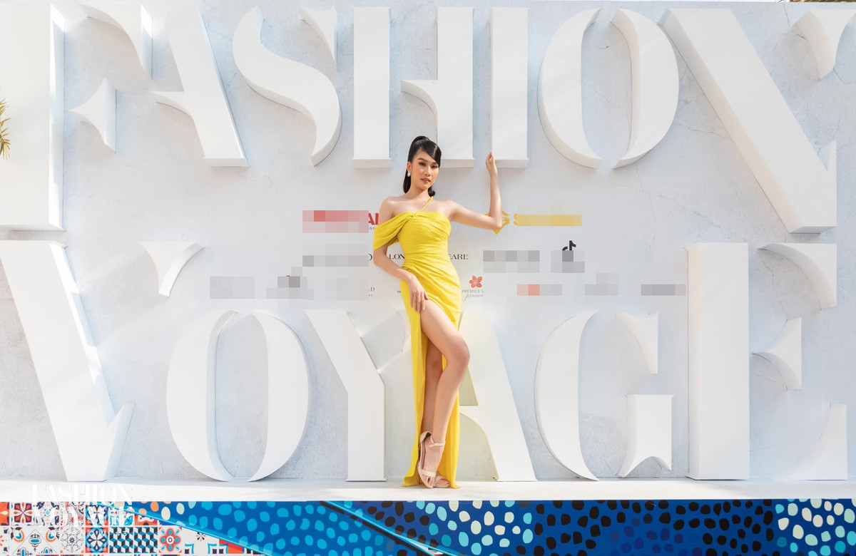 Trên thảm đỏ của Fashion Voyage, nàng hậu “gia nhập” đại tiệc đường cong khi lên đồ gợi cảm với mẫu váy trễ vai sang trọng cùng chi tiết chít eo khoe trọn cơ thể nuột nà của mình.