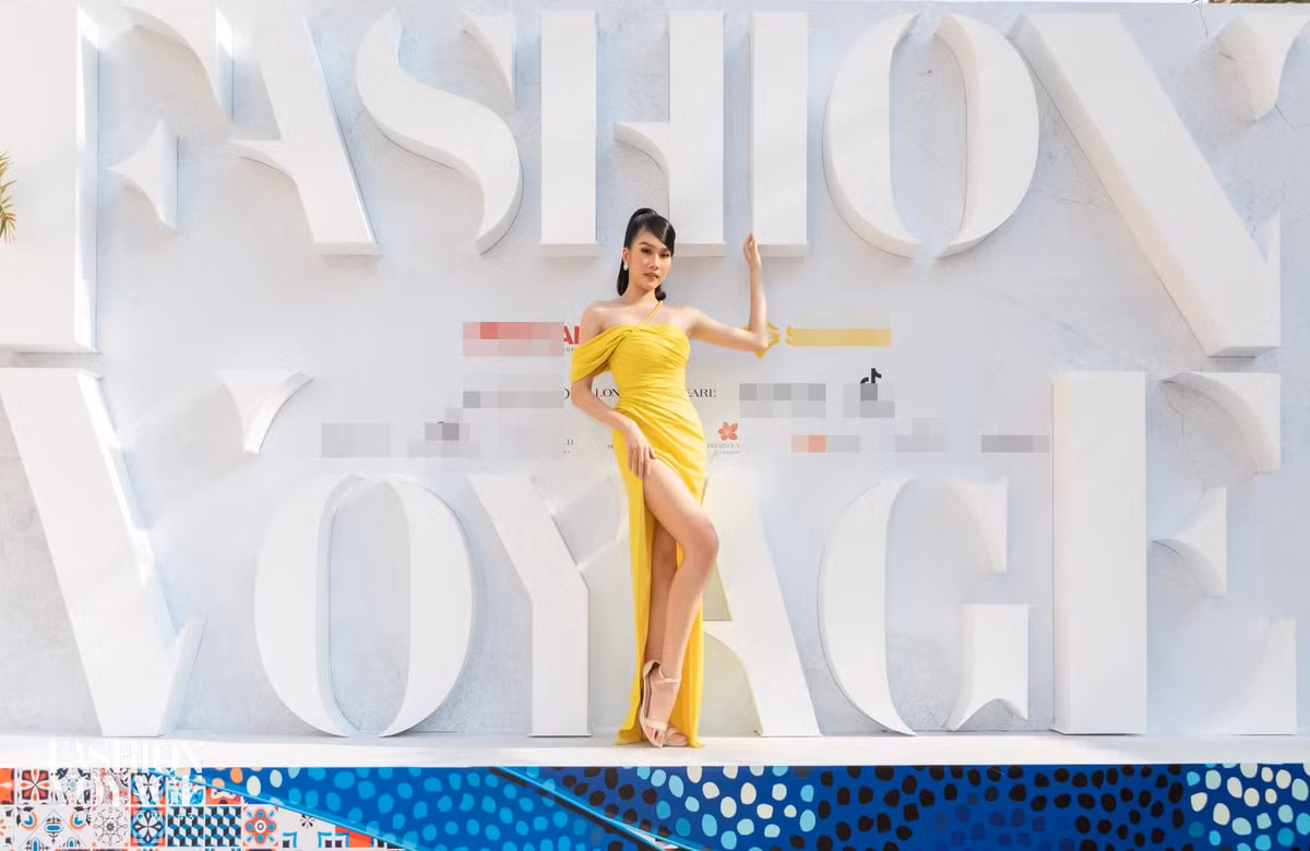 Trên thảm đỏ của Fashion Voyage, nàng hậu “gia nhập” đại tiệc đường cong khi lên đồ gợi cảm với mẫu váy trễ vai sang trọng cùng chi tiết chít eo khoe trọn cơ thể nuột nà của mình.