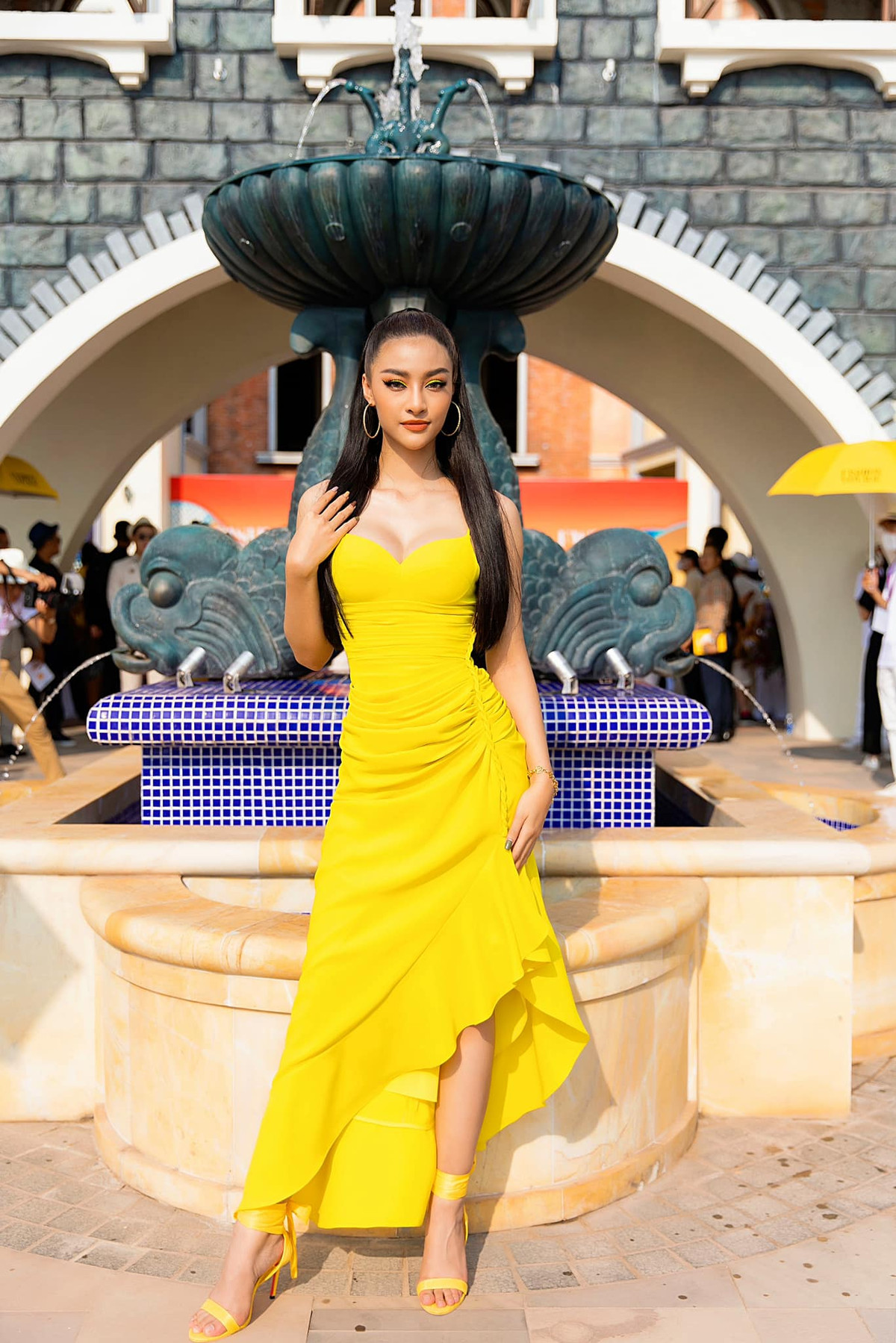 Chiếm hết spotlight thảm đỏ tại sự kiện này với dung nhan nổi bật có thể nhắc đến những gương mặt đình đám trong giới sắc đẹp như: Hoa hậu Việt Nam 2018 Tiểu Vy, Á hậu Miss World 2019 Lona Kiều Loan và Á hậu Việt Nam 2020 Phương Anh.