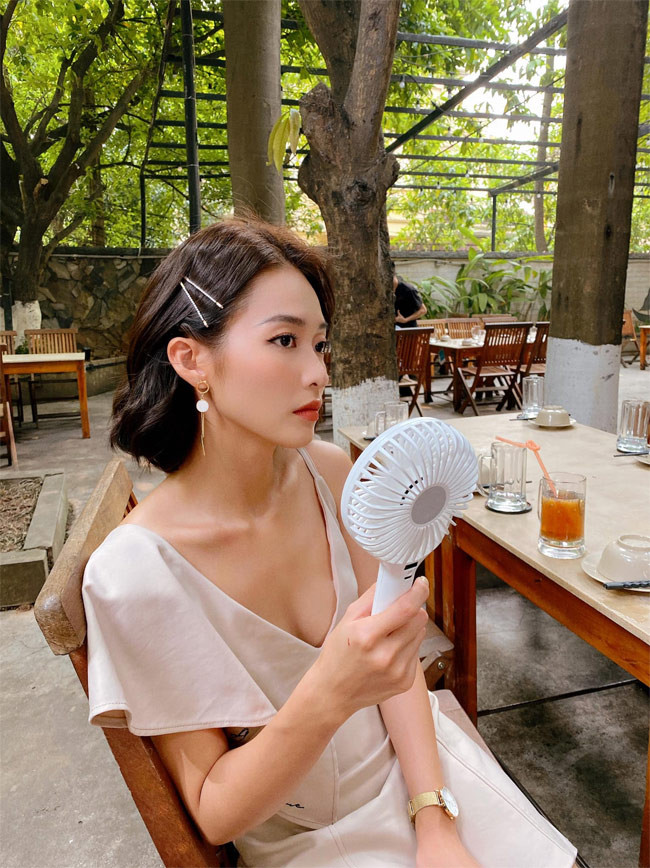 Khả Ngân lộ rõ xương quai xanh khi ngồi trên phim trường "11 tháng 5 ngày".