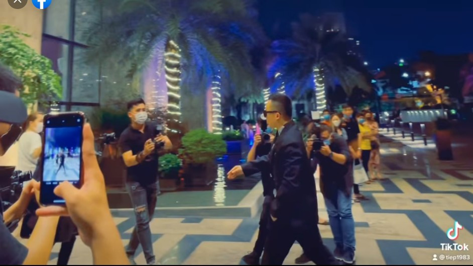 Dù có ý kiến cho rằng có thể Vũ Khắc Tiệp chỉ bỏ tạm khẩu trang ra quay hình "sống ảo", thế nhưng hành động này vẫn khó có thể được dư luận chấp nhận.