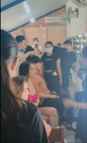 Không chỉ các người mẫu không đeo khẩu trang, có chuyên gia trang điểm còn mang khẩu trang nhưng lại kéo xuống cằm.