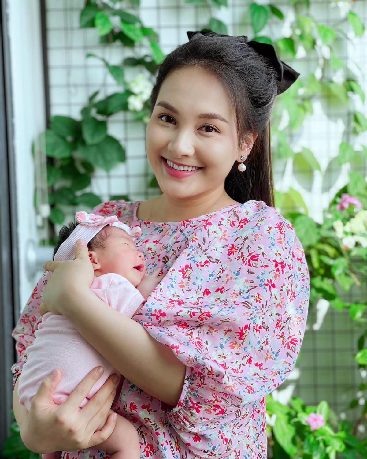 "... Xã hội giãn cách, nhà nhà đóng cửa, người người xa nhau. Bố mẹ vừa sung sướng, vừa hạnh phúc lại thấp thỏm, lo âu khi có em đúng những tháng ngày dịch bệnh đi vào lịch sử. Nhưng em đã chẳng sợ thì bố mẹ còn có gì phải lo lắng. Chỉ là thương em, mong em quá, thành thử cái dịch bệnh chết tiệt kia bỗng trở nên gớm ghiếc gấp bội phần...".