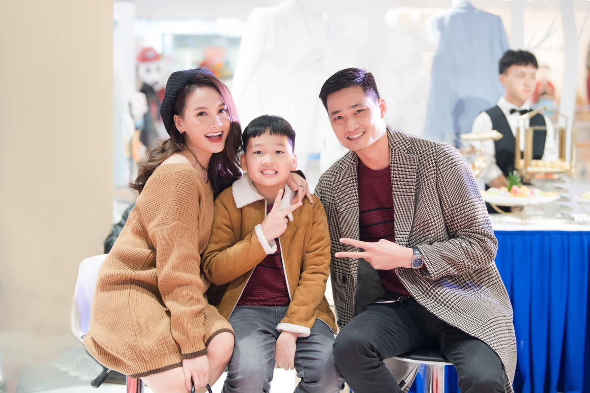 "Sau này khi em lớn, mẹ sẽ kể cho em nghe chặng đường mẹ có em nó hay ho và ly kỳ như thế nào nhé...! Đấy, nhoắng một cái, hôm nay em bé của mẹ đã tròn tháng rồi này. Nhanh ơi là nhanh. Rồi chẳng mấy chốc em lại “lý luận nhem nhẻm” với mẹ như anh Bin cho mà xem. Khéo còn oánh cả anh Bin ấy chứ chả đùa. Mừng đầy tháng em bé Nanu của mẹ nhé. Cả nhà mình yêu thương em rất nhiều", nữ diên viên mừng đầy tháng con trong niềm hạnh phúc.