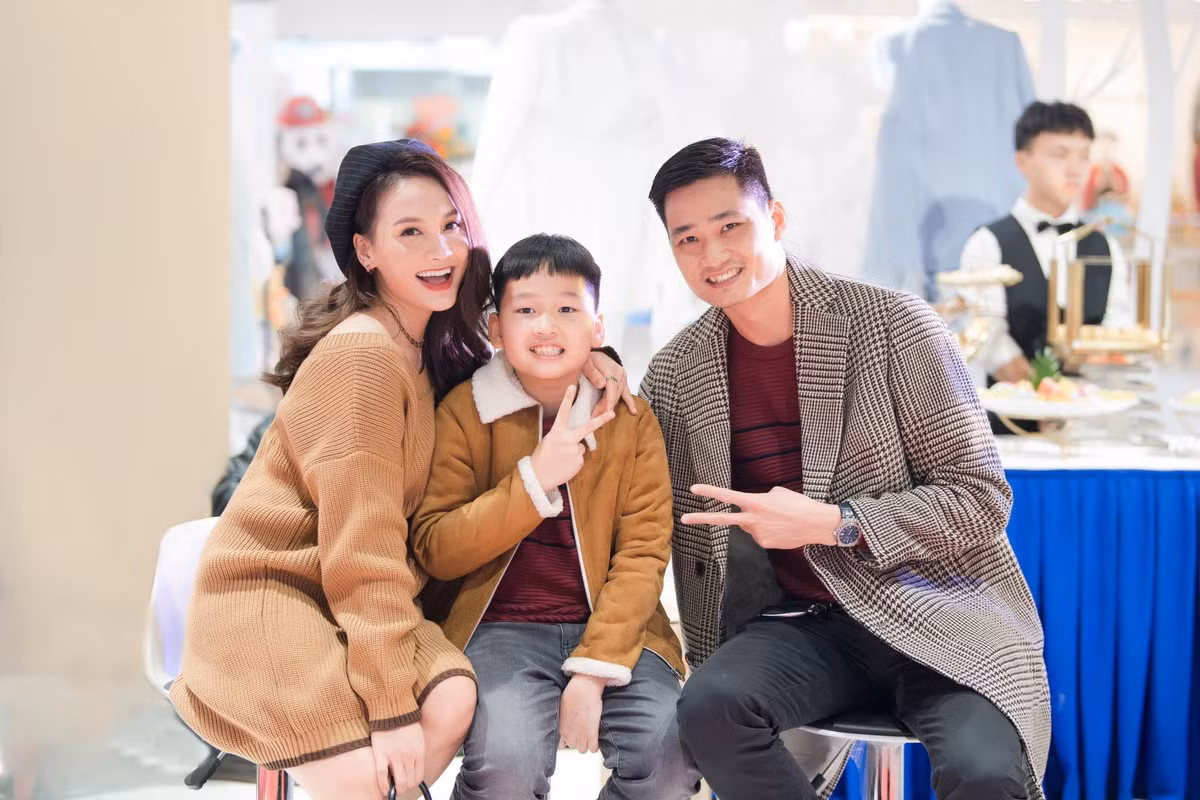 "Sau này khi em lớn, mẹ sẽ kể cho em nghe chặng đường mẹ có em nó hay ho và ly kỳ như thế nào nhé...! Đấy, nhoắng một cái, hôm nay em bé của mẹ đã tròn tháng rồi này. Nhanh ơi là nhanh. Rồi chẳng mấy chốc em lại “lý luận nhem nhẻm” với mẹ như anh Bin cho mà xem. Khéo còn oánh cả anh Bin ấy chứ chả đùa. Mừng đầy tháng em bé Nanu của mẹ nhé. Cả nhà mình yêu thương em rất nhiều", nữ diên viên mừng đầy tháng con trong niềm hạnh phúc.