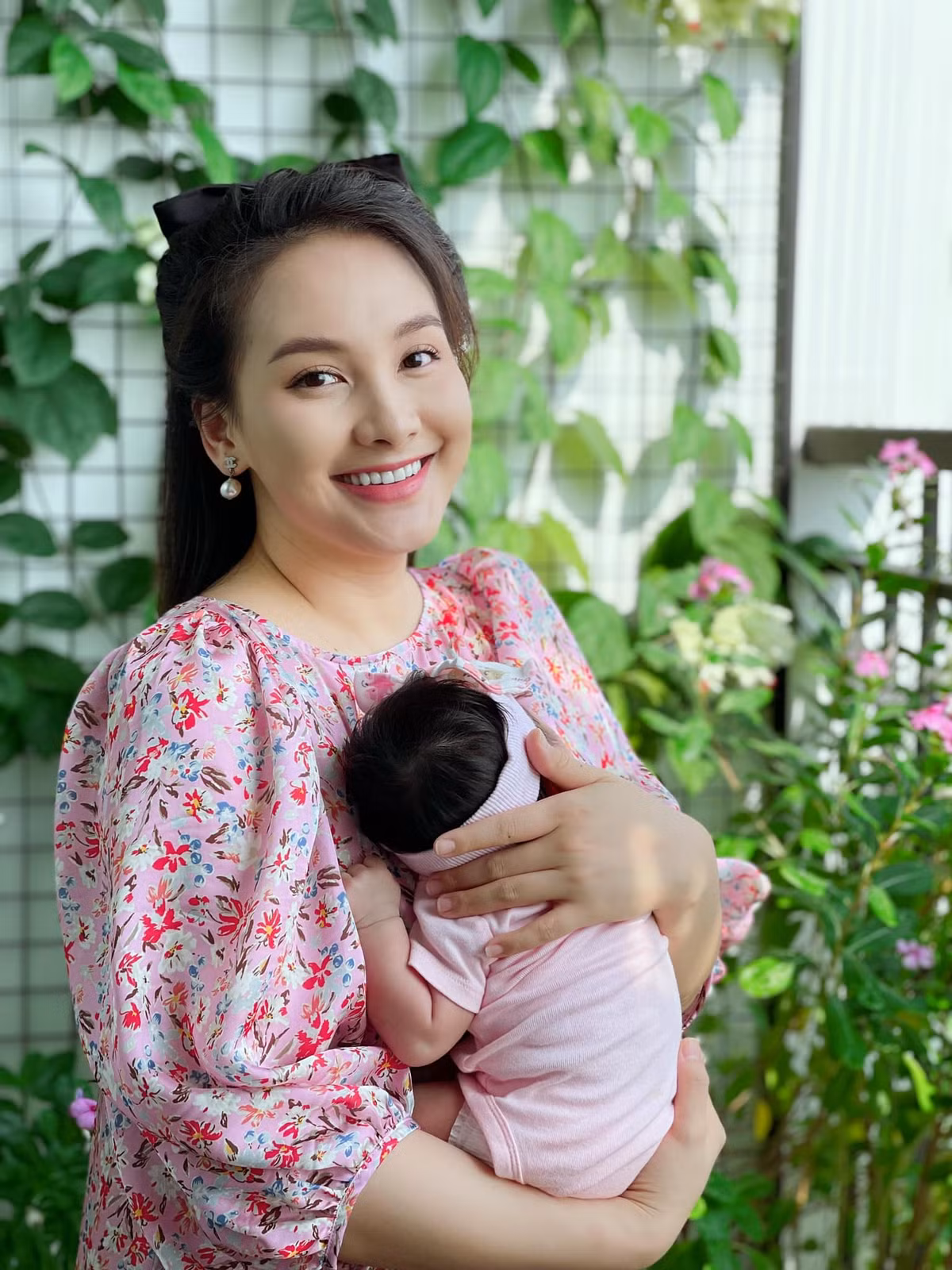 Bảo Thanh nhắn nhủ con gái: "Cuối tháng 7/2020 - Đà Nẵng bùng dịch lần thứ 2. Bố mẹ đang phượt miền Trung đành phải quay đầu về gấp rút. Về tới Hà Nội, bố mẹ tự cách ly 21 ngày trong nhà. 21 ngày hoang mang chờ tới lượt đi lấy mẫu xét nghiệm theo quy định. Có vài tình tiết gay cấn như trong phim em bé ạ. Ấy thế mà giữa lúc “chạy giặc” ấy, lại có một em bé Nanu mạnh mẽ đến với bố mẹ. Một sự xuất hiện khá ấn tượng...".