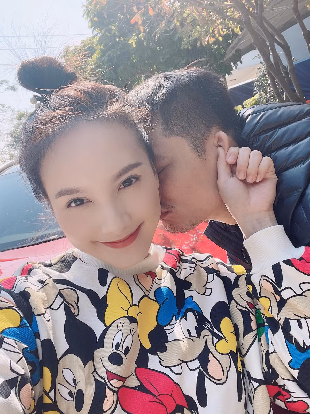 Sau sinh, bà mẹ hai con không giấu nổi niềm hạnh phúc: "Thật chẳng còn gì sung sướng hơn khi mẹ cháu được mẹ tròn con vuông, mạnh khoẻ và bình an! Vậy là gia đình cháu đã đủ nếp tẻ - 4 thành viên như ước nguyện".