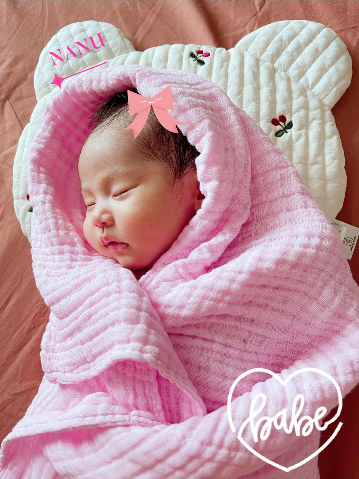 Hôm nay, mừng đầy tháng con gái Nanu, nữ diễn viên "Về nhà đi con" không khỏi bồi hồi nhớ lại quãng thời gian nhiều cảm xúc khi mang bầu và sinh con đúng mùa dịch COVID-19.