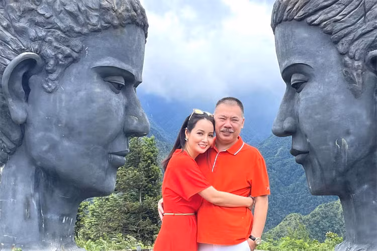 Chồng nữ diễn viên “Những ngọn nến trong đêm” từng làm trong ngành ngân hàng và hiện đang kinh doanh bất động sản.