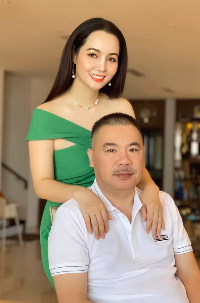 Có chồng là hậu phương vững chắc nên Mai Thu Huyền được thỏa sức với nghiệp diễn từ vai trò diễn viên, đạo diễn, nhà sản xuất tới chủ Công ty TNHH Tincom Media.