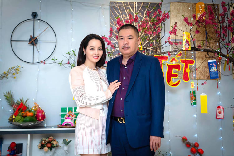 Trong mắt nữ diễn viên sinh năm 1979 chồng cô là người đàn ông hiền lành, ít nói nhưng rất quan tâm tới gia đình bằng những hành động cụ thể.