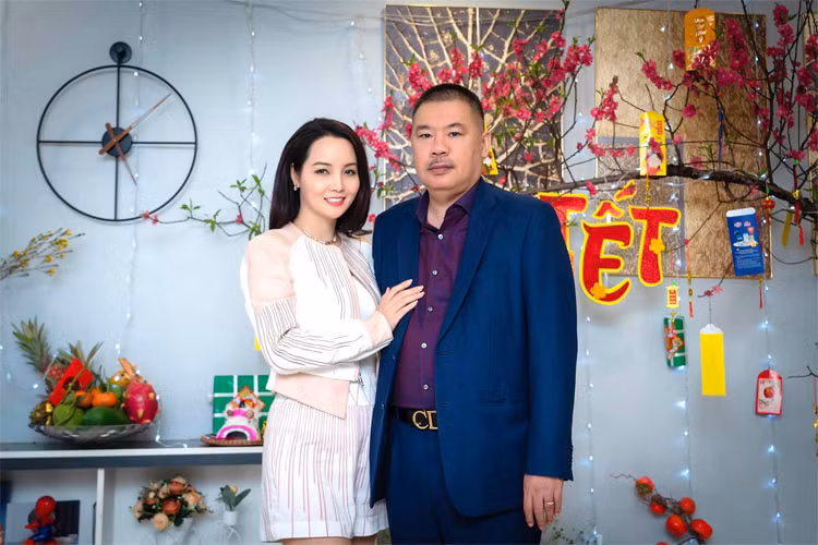 Trong mắt nữ diễn viên sinh năm 1979 chồng cô là người đàn ông hiền lành, ít nói nhưng rất quan tâm tới gia đình bằng những hành động cụ thể.