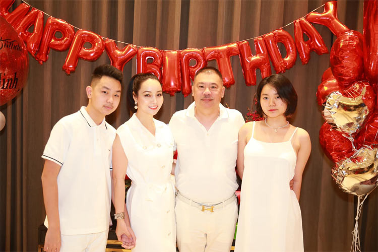 Hai vợ chồng cô có hai con đều đã lớn, con gái năm nay 18 tuổi và con trai 14 tuổi.