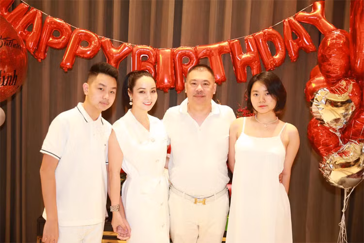 Hai vợ chồng cô có hai con đều đã lớn, con gái năm nay 18 tuổi và con trai 14 tuổi.