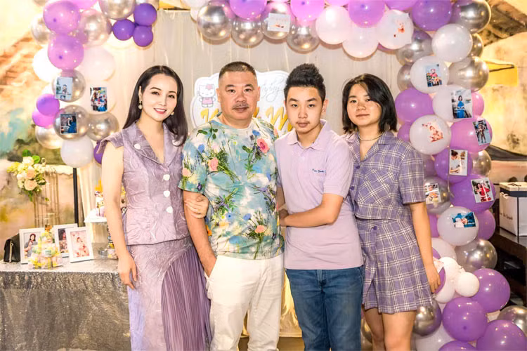 Cô đã có cuộc hôn nhân hạnh phúc suốt 18 năm qua với người chồng hơn 7 tuổi, anh Thang Văn Lương.