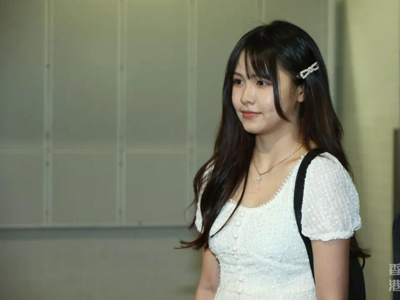 Ngay sau đó ông vua phim hài chủ động bắt chuyện và xin số liên lạc của Trương Hiểu Kỳ. (Ảnh: min.news)