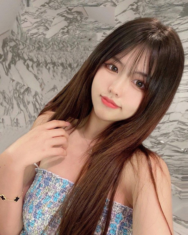 Theo báo chí Hong Kong, Châu Tinh Trì gặp Trương Hiểu Kỳ trong một bữa tiệc trên du thuyền dành cho giới nhà giàu hồi tháng 6 và ngay lập tức có cảm tình với cô gái kém anh 42 tuổi. (Ảnh: sina)