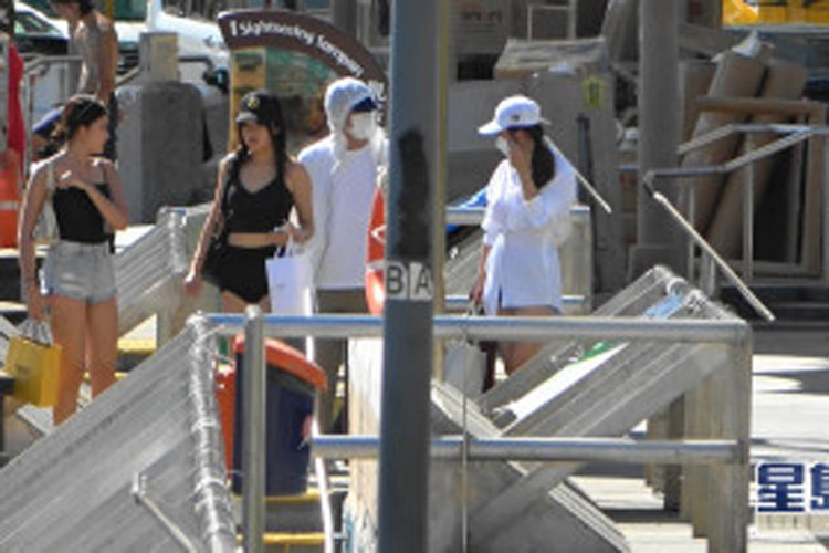 Ngôi sao "Tuyệt đỉnh kung fu" bịt kín mặt mũi khi đi chơi với Trương Hiểu Kỳ để khỏi bị phát hiện. (Ảnh: std.stheadline)