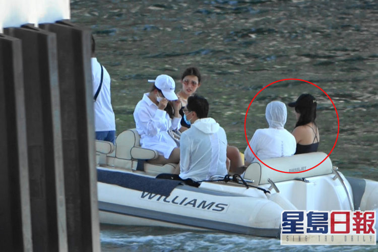 Châu Tinh Trì và Trương Hiểu Kỳ ngồi cạnh nhau ở hàng ghế sau xuồng cao su để di chuyển ra du thuyền. (Ảnh: std.stheadline)