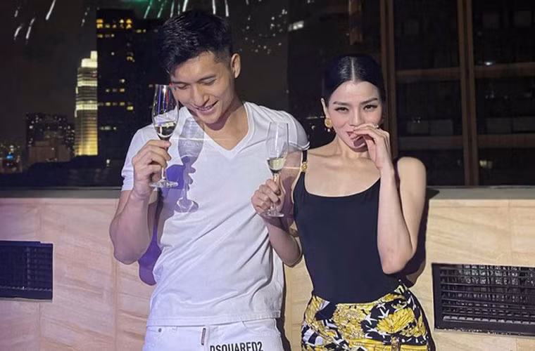 Hình ảnh ngày càng thân mật của Lệ Quyên và tình trẻ tin đồn kém cô 11 tuổi càng khiến mọi người tin mối quan hệ này là có thật.