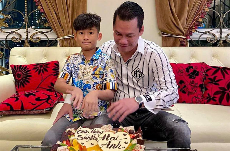 Sau khi ly hôn, Đức Huy sống cùng con trai chung của anh và Lệ Quyên ở căn biệt thự sang trọng tại quận 2, TP.HCM.