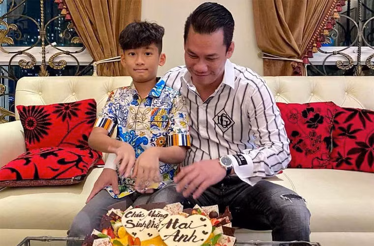 Sau khi ly hôn, Đức Huy sống cùng con trai chung của anh và Lệ Quyên ở căn biệt thự sang trọng tại quận 2, TP.HCM.