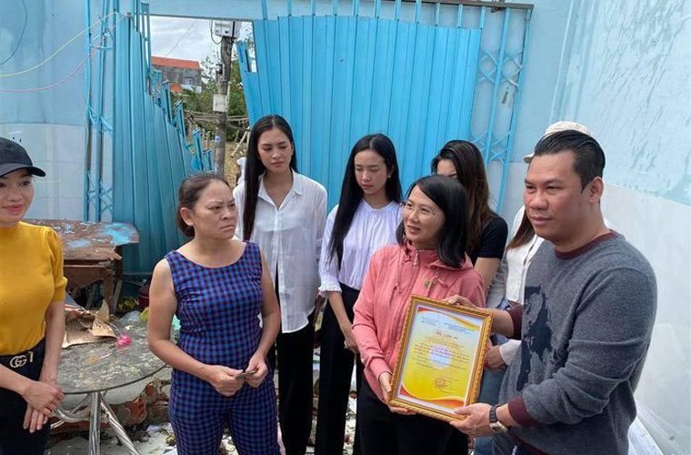 Trước đó, sau khi công khai thông tin ly hôn vợ, ca sĩ Lệ Quyên, Đức Huy tổ chức đêm nhạc từ thiện cho người dân miền Trung. Anh cùng với ca sĩ Quốc Thiên, Hoa hậu Trần Tiểu Vy đi từ thiện ở miền Trung.