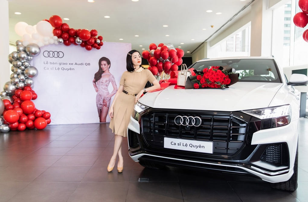 Cuối tháng 12/2020, Lệ Quyên còn bỏ ra hơn 5 tỷ đồng sắm chiếc Audi Q8 phong cách thể thao và là người đầu tiên ở Việt Nam sở hữu chiếc xe này.