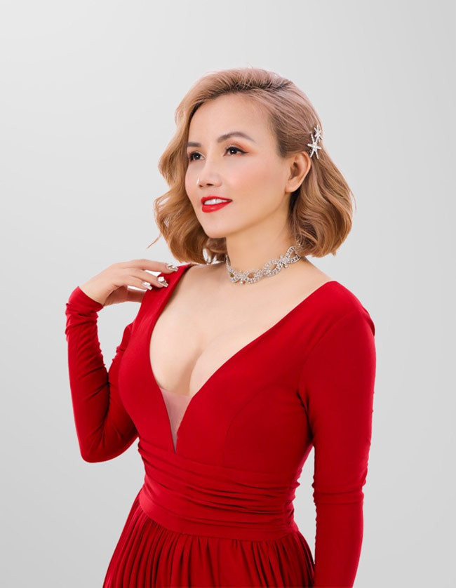 Năm 2016, nữ diễn viên “Về nhà đi con” lên xe hoa lần thứ 4 với anh Cao Thắng, kém cô 3 tuổi. Hai người có một con gái chung nhưng đã chính thức ly hôn vào tháng 3/2020. Trong thời gian hôn nhân, Hoàng Yến hết lời ca ngợi chồng trẻ và cho rằng mình đã tìm được chân ái của cuộc đời.