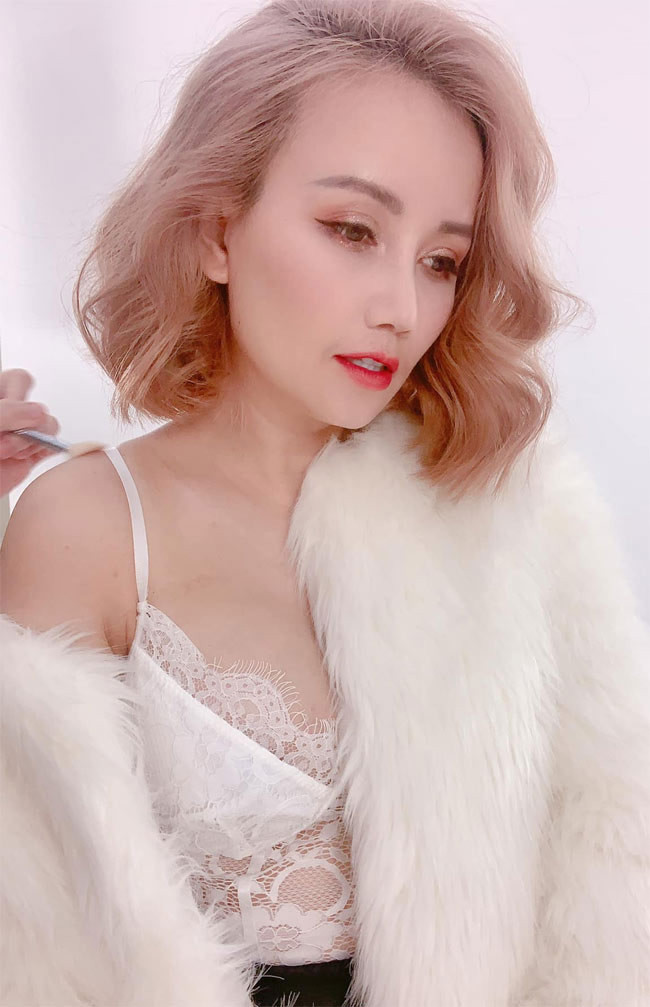 Cô được khen trẻ và xinh hơn so với trước. Theo chia sẻ của nữ diễn viên 45 tuổi, tổng cộng chi phí phẫu thuật thẩm mỹ của cô là 173 triệu đồng.