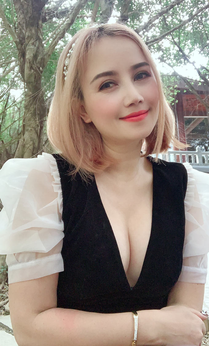 Hoàng Yến lấy chồng từ năm 18 tuổi. Cô sang nước ngoài định cư với người chồng đầu tiên này rồi có 1 con gái chung với anh. Tuy nhiên sau đó cô phát hiện chồng ngoại tình và quyết định ly hôn, về nước tiếp tục nghiệp diễn. Với người chồng thứ hai, cô sinh thêm một con gái nữa nhưng chia tay sau 4 năm chung sống. 10 năm sau cô tiếp tục lên xe hoa với người chồng thứ 3 kém cô 8 tuổi nhưng cuộc hôn nhân cũng đổ vỡ.