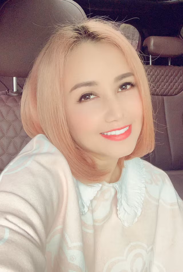 Hoàng Yến đã trải qua 4 đời chồng và có 3 con gái. Cô đều là người chủ động ly hôn sau mỗi cuộc hôn nhân.