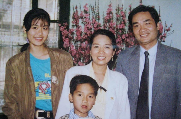 Người đẹp sinh năm 1976 xuất thân trong một gia đình học thức. Bố Thu Thủy là giáo sư ngôn ngữ học Nguyễn Văn Lợi, mẹ cô là Tiến sĩ Chu Bích Thu - một soạn giả từ điển ngôn ngữ.