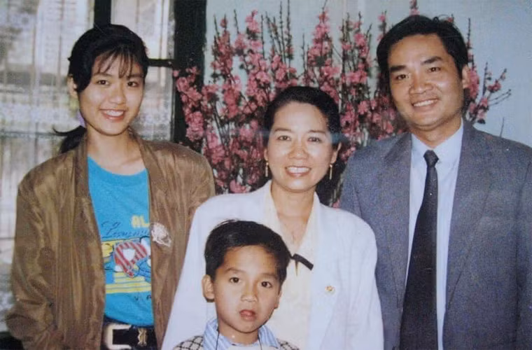 Người đẹp sinh năm 1976 xuất thân trong một gia đình học thức. Bố Thu Thủy là giáo sư ngôn ngữ học Nguyễn Văn Lợi, mẹ cô là Tiến sĩ Chu Bích Thu - một soạn giả từ điển ngôn ngữ.