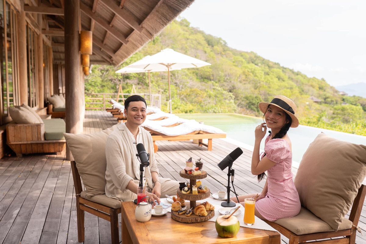 Hiền Thục khoe nhan sắc xinh tươi trong khoảnh khắc hội ngộ cùng ca sĩ Quang Vinh.