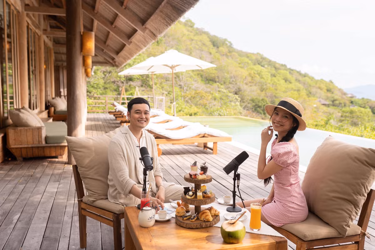 Hiền Thục khoe nhan sắc xinh tươi trong khoảnh khắc hội ngộ cùng ca sĩ Quang Vinh.