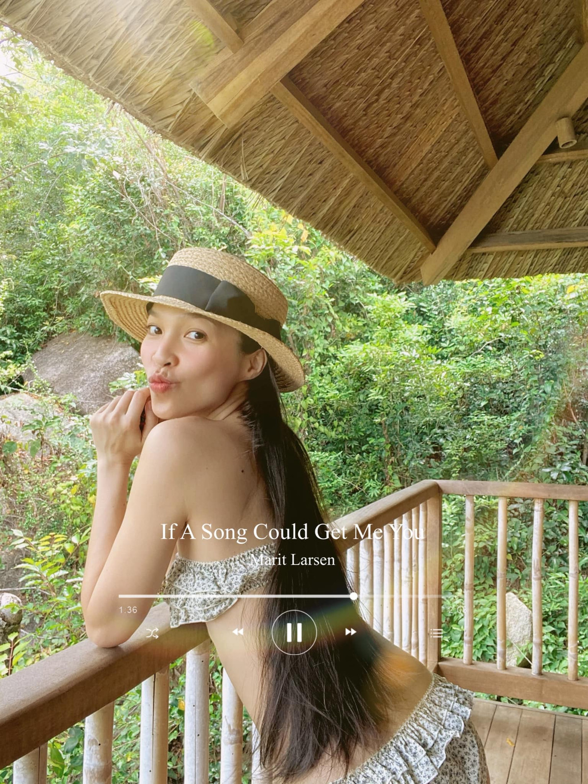 Dạo gần đây, giọng ca 8X cũng ưa thích những trang phục trẻ trung, năng động giúp "ăn gian" tuổi tác.