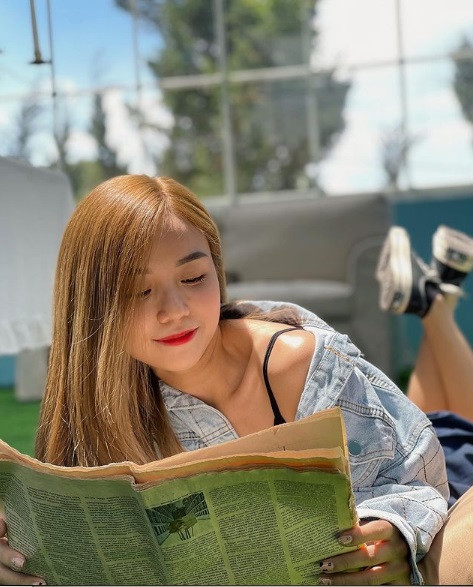 Cô nàng một mình nuôi hai con mà không cần chồng cũ chu cấp. Cindy Lư chia sẻ sẽ làm YouTube cho Gà - Cún để người hâm mộ quan tâm theo dõi. "Tính qua dịch dẫn con đi du lịch, ra ngoài chơi rồi mới làm vlog đầu tiên, mà bây giờ không biết chừng nào mới được đi luôn, và giờ thì mami đang rảnh quá chừng, hay là em làm vlog Gà - Cún ở nhà trốn dịch, hoạt động thường ngày của con cho cô chú xem cho vui ạ", cô viết.