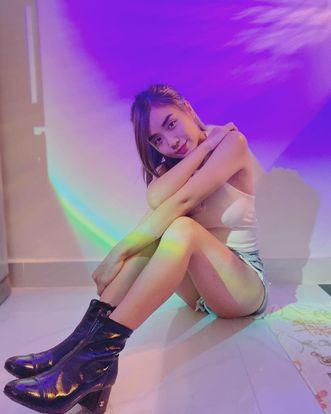 Cindy Lư cũng chịu khó đăng ảnh khoe vóc dáng gợi cảm kể từ sau khi công khai mối quan hệ tình cảm với Đạt G.