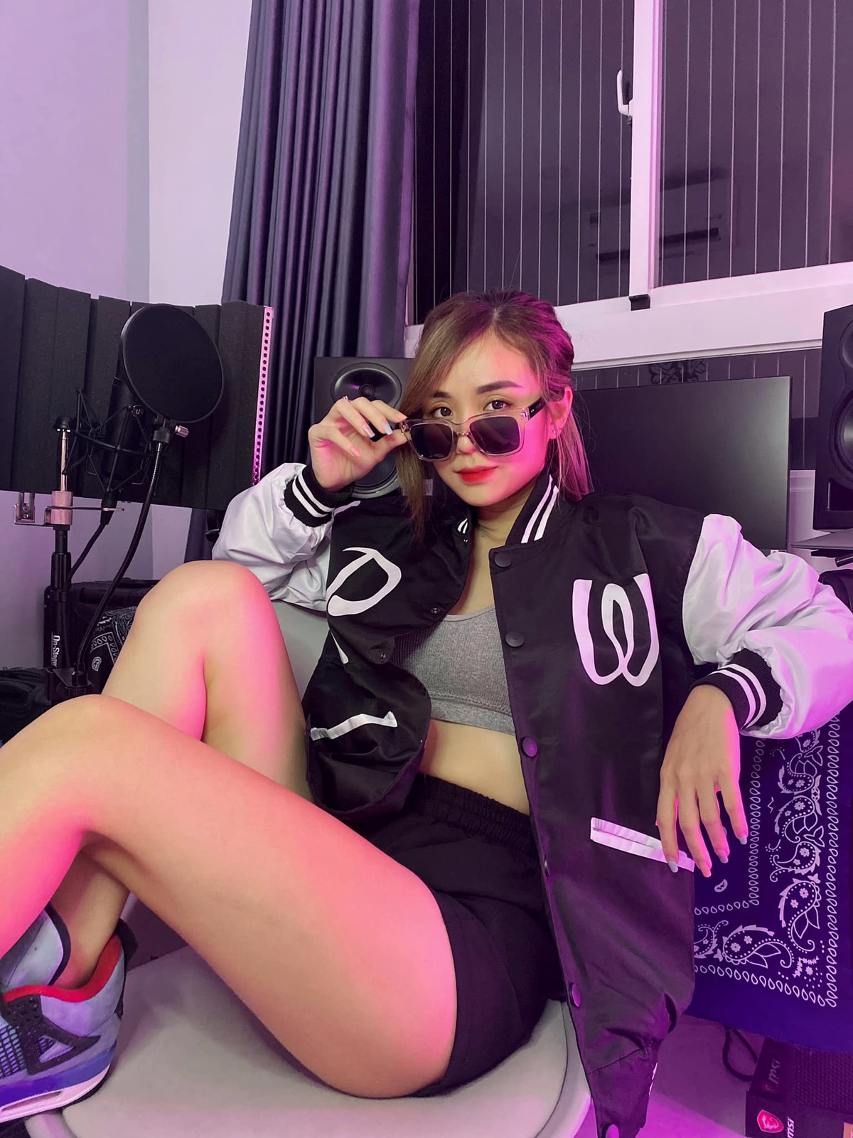 Dù bận rộn với công việc kinh doanh, chăm sóc hai con gái nhưng bà mẹ trẻ vẫn biết chăm chút cho nhan sắc.